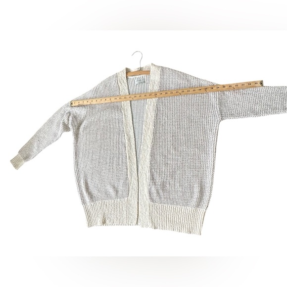 Women’s Urban Outfitters Medium Oversized Sweater Fits Large Cream Tan Cardigan - Picture 8 of 9